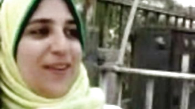 دوست مادرم با یک لباس به خانه می آید