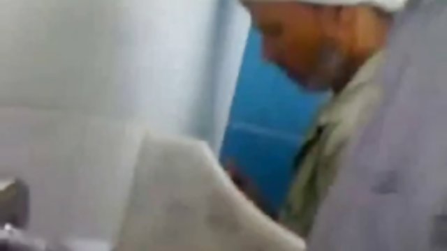 رابطه جنسی در حمام و پایان دادن به cumshot در دهان او