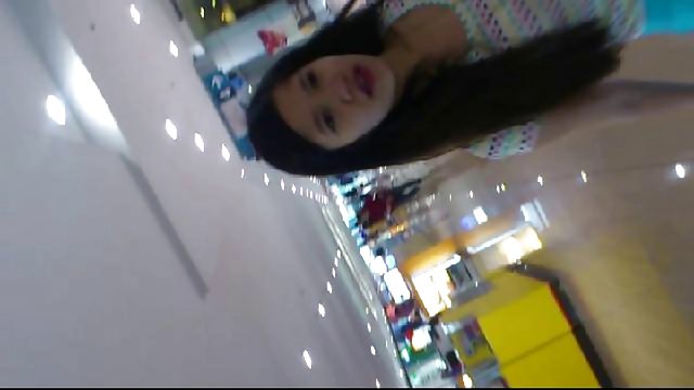 او به طور بالغ به بی رحم فریب می زند و او در داخل بیدمشک او cums