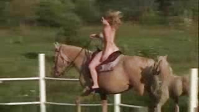 عمه زانو زده و باعث می شود من یک ضربۀ بسیار خوبی داشته باشم